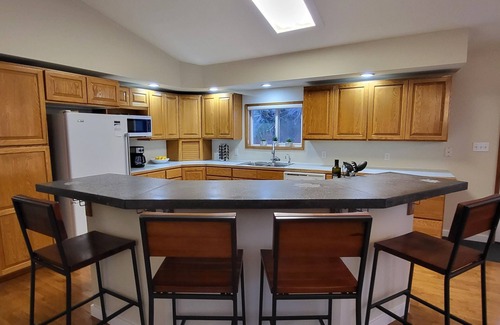 North Bend House | NW mountain/city retreat, w/year round recreation