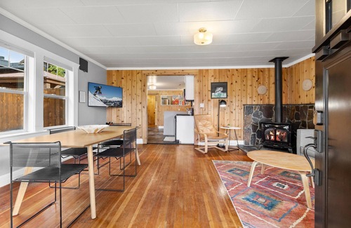 Old Bend House | NW Riverside | Old Bend | Pet (dog) friendly | Walk Everywhere!