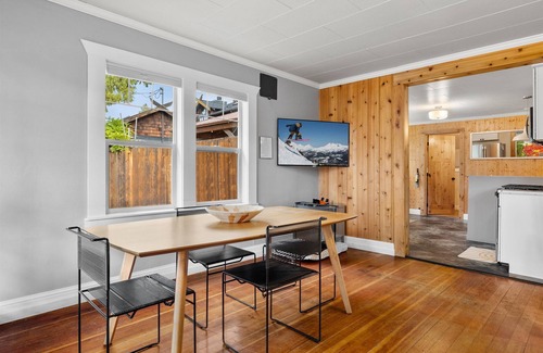 Old Bend House | NW Riverside | Old Bend | Pet (dog) friendly | Walk Everywhere!