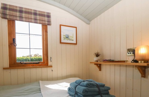 Llanfaelog Cottage | NYTH BACH, pet friendly, country holiday cottage in Rhosneigr