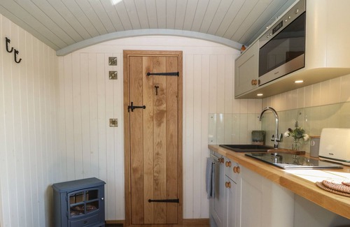 Llanfaelog Cottage | NYTH BACH, pet friendly, country holiday cottage in Rhosneigr