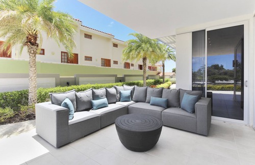 Palm Beach Apartment | O Condominium Beachfront Residences