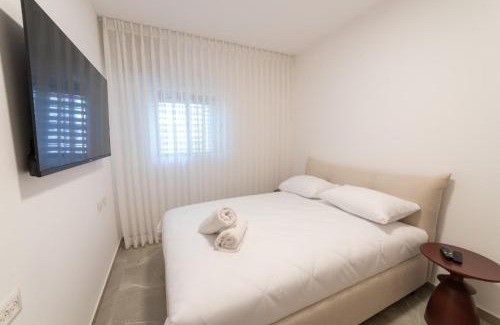 Bat Yam Apartment | O&O - 2 BR Stylish & Modern Apartment