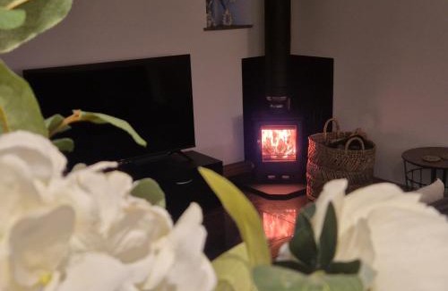 Abergavenny Apartment | Oak Cottage - Perfect for Golfing, Walking & Relaxing