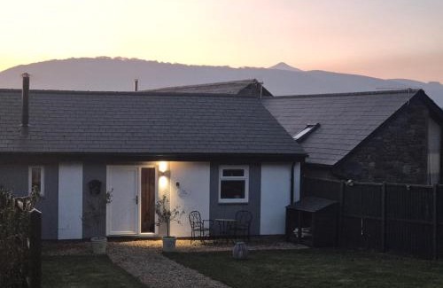 Abergavenny Apartment | Oak Cottage - Perfect for Golfing, Walking & Relaxing