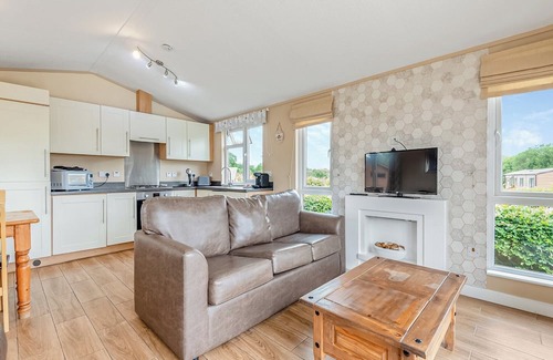 Halfway House Ski Chalet | Oak Place (Partial Lake View)
