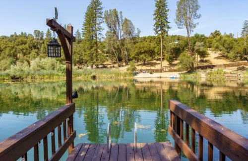Oakhurst House | Oak Pond Retreat Stocked pond/pool table/BBQ Grill/EV Charger