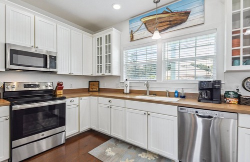 Gulfport Cottage | Oak trees, Heated Pool/Spa oasis & walk to beach! Drive to downtown 3 min!