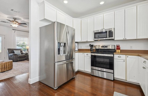 Gulfport Cottage | Oak trees, Heated Pool/Spa oasis & walk to beach! Drive to downtown 3 min!