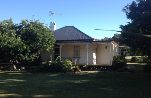 Deepwater House | Oakhurst Cottage FarmStay -A tastefully restored cottage set in a private garden