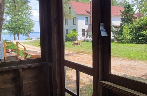 North Sebago Cottage | Oakleaf Cottage-Private Beach-Pets Welcome - Round Table Lodge, Sebago, Maine
