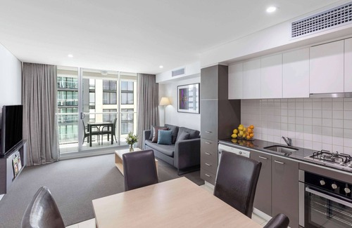 Adelaide Central Business District Apartment | Oaks Adelaide Embassy Suites