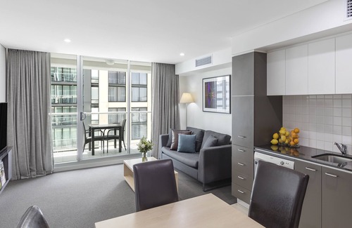 Adelaide Central Business District Apartment | Oaks Adelaide Embassy Suites