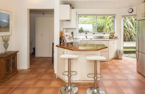 Oakura Villa | Oakura Beachfront Cottage Getaway