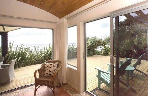Oakura Villa | Oakura Beachfront Cottage Getaway