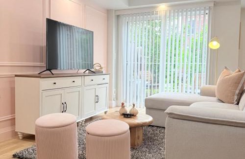 Oakville House | Oakville 2BD Bright & Modern