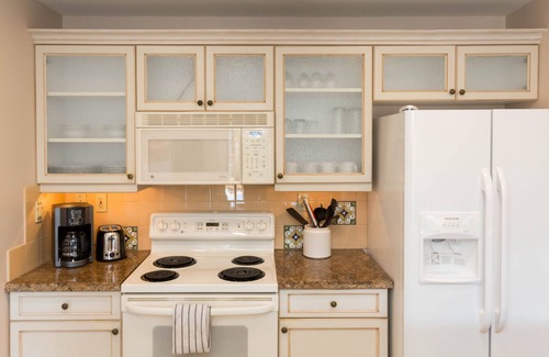 South Shore Condo | Oasis Condo at Viera Lake Las Vegas with 4 beds!