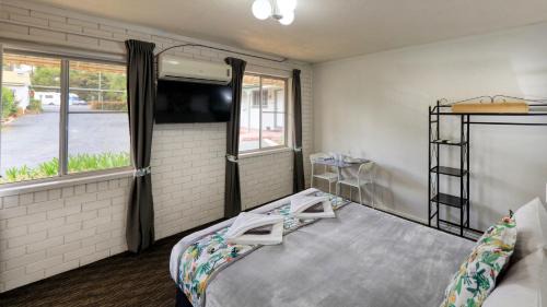 Peak Hill Hotel | Oasis Motel