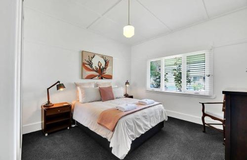 Orange House | Oasis on Warrendine, Sleek & Stylish, Free Wi-Fi