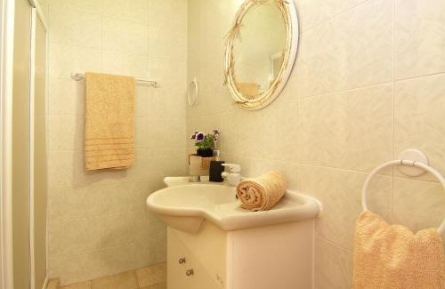 Saronikos Villa | Oasis Pool House by GHH