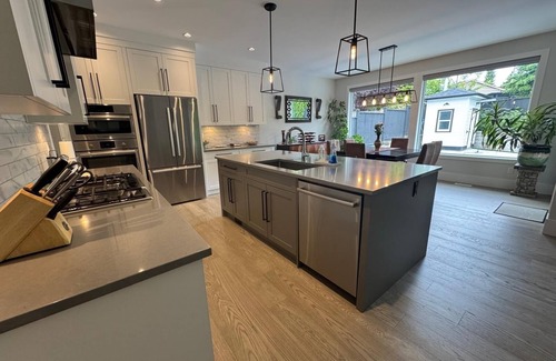 White Rock House | Oasis retreat with Pool and Hot Tub. Near White Rock Beach!