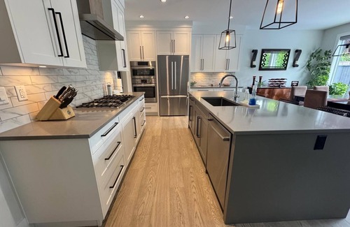 White Rock House | Oasis retreat with Pool and Hot Tub. Near White Rock Beach!