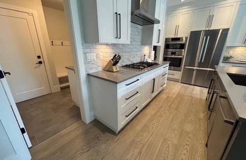 White Rock House | Oasis retreat with Pool and Hot Tub. Near White Rock Beach!