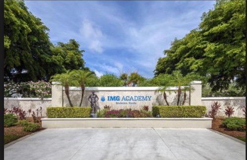 Bradenton House | Oasis Villa Retreat