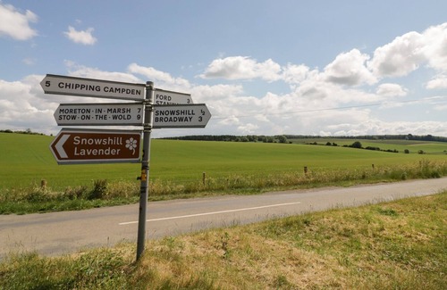 Snowshill Village Cottage | OAT HILL COTTAGE, pet friendly in Broadway