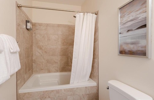 Regional District of Nanaimo House | Ocean and mountain view rooms