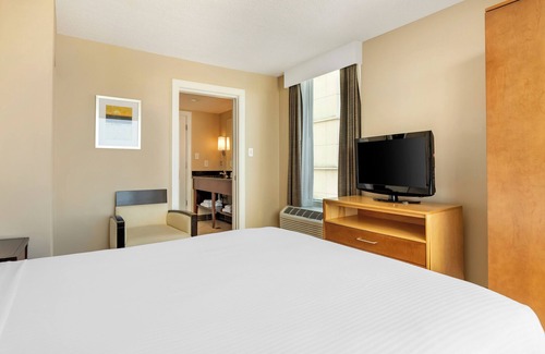 Northeast Virginia Beach Resort | Ocean Beach Club Virginia Beach - 1 BEDROOM OCEAN VIEW ACCESS HEARING/TUB