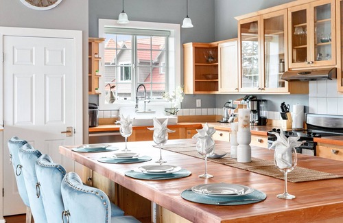 La Conner Apartment | Ocean Bliss! Beach getaway with amazing views!