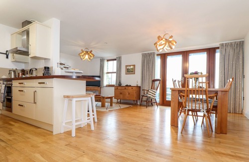 Praa Sands Cottage | OCEAN BLUE, with a garden in Praa Sands