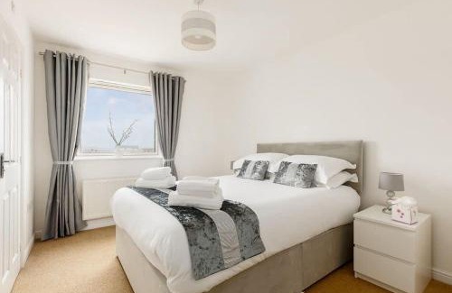 Hamworthy Apartment | Ocean Breeze - Stunning Harbour Views from Private Balcony