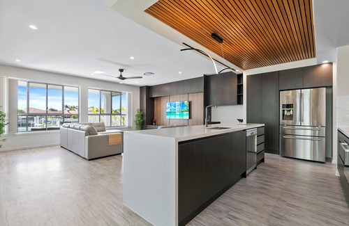 Bongaree House | OCEAN ESCAPE - MAJESTIC, LUXURIOUS CANAL HOME!