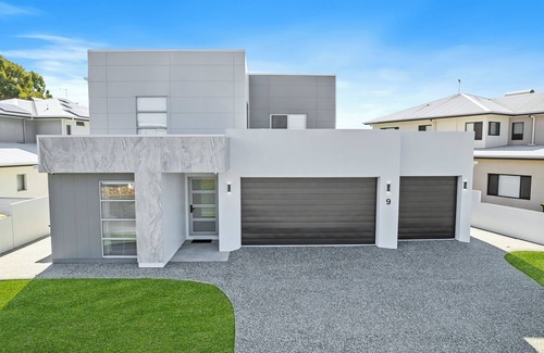 Bongaree House | OCEAN ESCAPE - MAJESTIC, LUXURIOUS CANAL HOME!