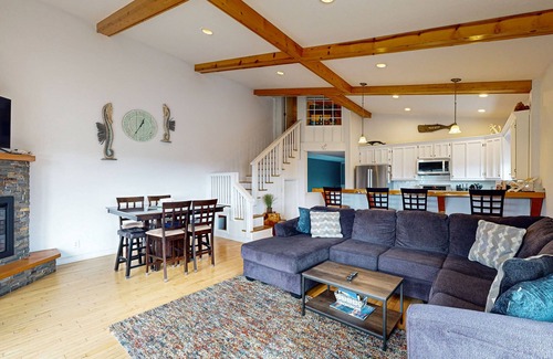 Gold Beach Condo | Ocean View, Dog-Friendly Townhouse w/Fireplace, WiFi - Beach Across the Street