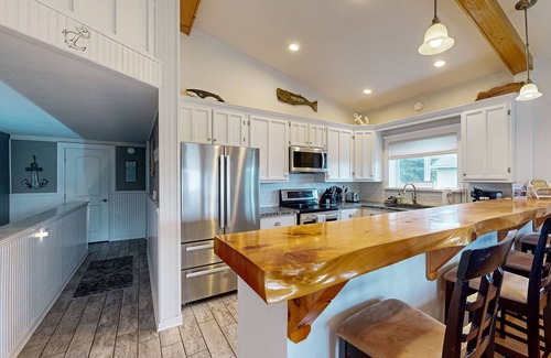 Gold Beach Condo | Ocean View, Dog-Friendly Townhouse w/Fireplace, WiFi - Beach Across the Street