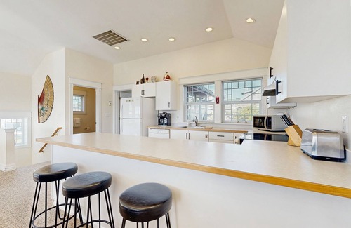 Newport House | Ocean view homes with hot tubs, enclosed yard, fireplace - 1 block to the beach
