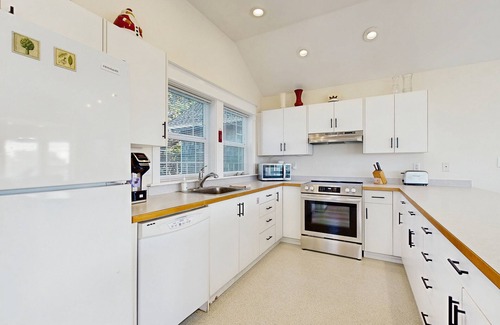 Newport House | Ocean view homes with hot tubs, enclosed yard, fireplace - 1 block to the beach