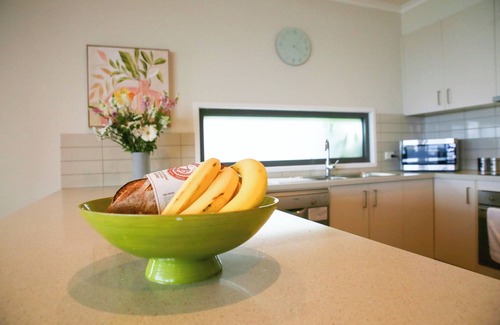 Lorne House | Ocean view house opposite the beach that sleeps up to 10 guests