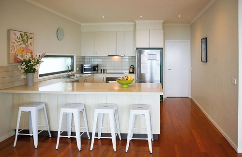 Lorne House | Ocean view house opposite the beach that sleeps up to 10 guests