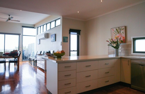 Lorne House | Ocean view house opposite the beach that sleeps up to 10 guests
