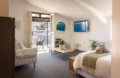 Hermanus City-Centre Apartment | Ocean-View Studio Apartment, Hermanus Waterfront - Apt 8