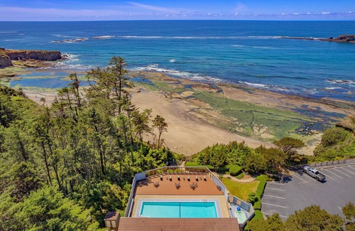 Otter Rock Apartment | Ocean-View Suite with Loft & Full Kitchen
