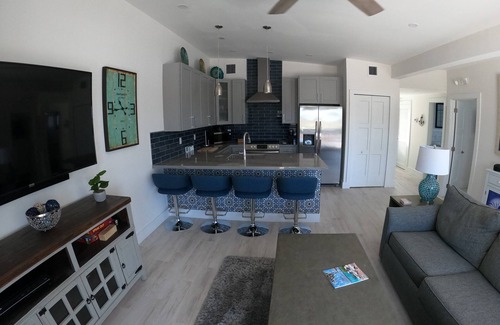 Marathon Villa | Ocean View waterfront Villa, relaxing Tiki, dock,10 min walk to to the beach.