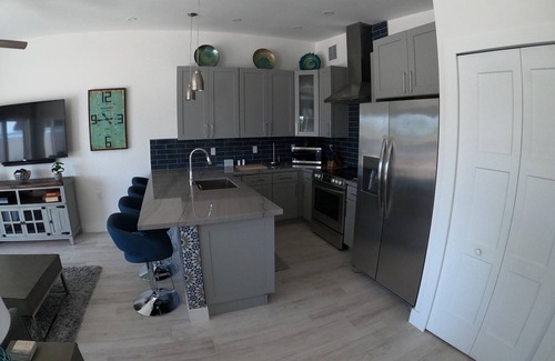 Marathon Villa | Ocean View waterfront Villa, relaxing Tiki, dock,10 min walk to to the beach.