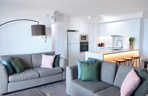 Surfers Paradise Apartment | Ocean Views Close to the Heart of Surfers Paradise