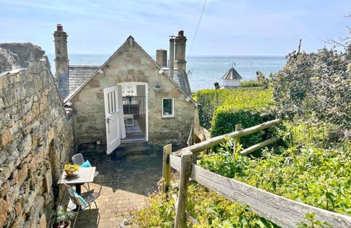 Bonchurch Cabin | Oceanblue: The Hideaway
