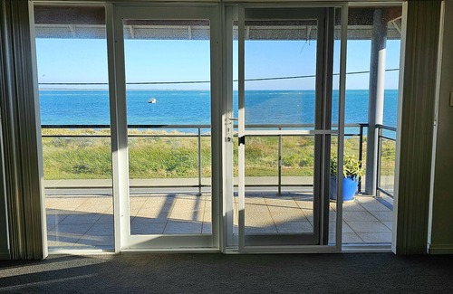 Shoalwater House | Oceanfront 4 Bedroom home, spectacular views! Walk to cafes and Penguin Island.